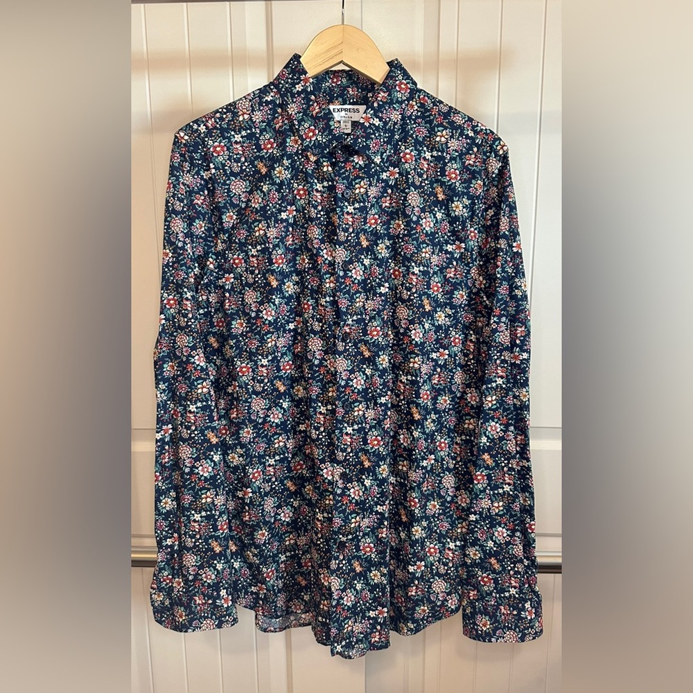 Express extra slim dress shirt. Size large, 16 to 16.5. Excellent condition.